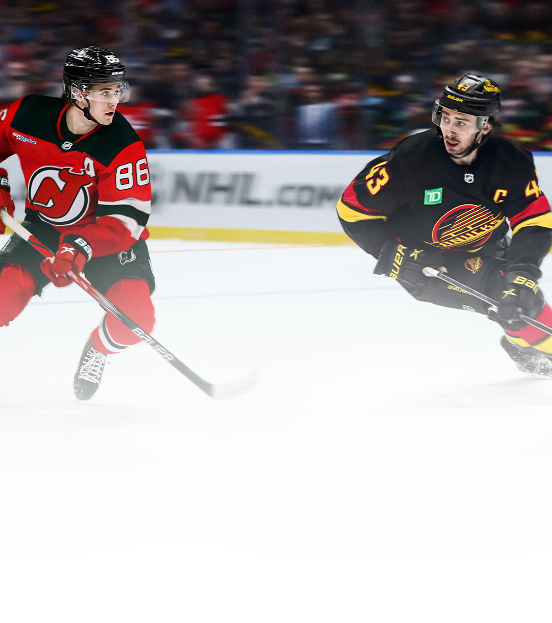 Hokejista v černém dresu s pukem, kterého pronásleduje soupeř v červeném dresu. 